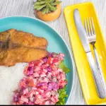 Pescado frito con ensalada rusa