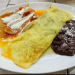 Omelette con jamón y queso