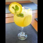 Caipifruta de abacaxi e limão sicili