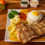 Filete de pollo a lo pobre +ensalada