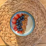 Yogurt griego con frutos del bosque