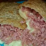 Pastel de Calabresa com Purê de B.