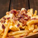 PAPAS CON QUESO Y TOCINETA