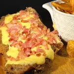 Mila con cheddar, panceta y papas