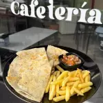 QUESADILLA DE CARNE O POLLO