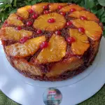 Torta de piña con cereza de medio