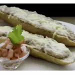 Mollete de pollo deshebrado