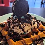 WAFFLES CON HELADO Y TOPINGS