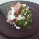 TEMAKI SALMÃO CRU C/MOLHO TARE