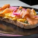 Tostada de Salmón y Huevo