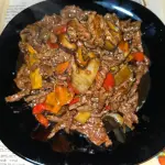 33. Carne con hongos y bambú