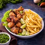 Frango a passarinho com fritas