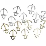 Dijes de anclas plateadas y doradas