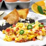 COMIENZA EL DIA ECHANDOLE HUEVOS