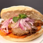 Pan con chicharrón de chancho