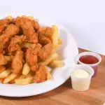 Nuggets de pollo con papas fritas