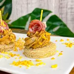 Canapé de salame com ameixa