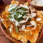 CHILAQUILES CON BIRRIA