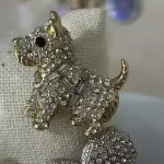 Prendedor perrito dorado