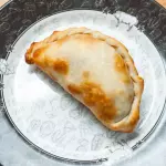 Empanada de cebola e queijo