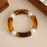Pulsera café con perlas