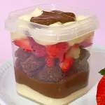 Brownie no pote Nutella e morangos