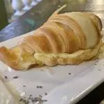 Croissant com crosta de requeijão