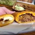 EMPANADA DE CARNE MECHADA CON QUESO