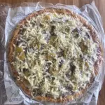 Pizza .carne do sol com banana terra