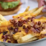 Fritas con chedar y panceta