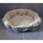 Cama pequeña a cuadros gris