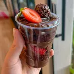 Bolo brigadeiro com morangos 150g