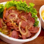 Calabresa acebolada