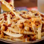 Fritas com queijo e bacon