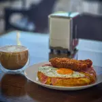 Wafle salado con tiras de pollo