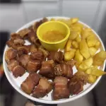 Panceta com mandioca frita