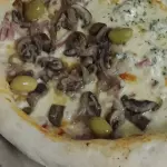Pizza de hongos con borde