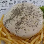 Xis salada com cobertura de queiijo