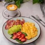 Revueltos con tocino ahumado