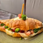 Croissant de bacon e brócolis