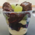 Copo de brownie e uva verde