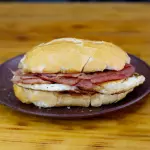 Pão com ovo e bacon