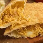 PASTEL DE FRANGO C/ QUEIJO