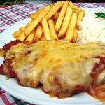 Bife a parmegiana com fritas