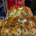 Família - 2 Big Gratinado Grande + 1 Tradicional Pão + 2 litros