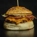 BACON CHEESE, PAPAS Y BEBIDA