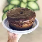 Chocolate com calda de chocolate