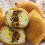 Bolinho de carne com ovo