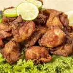 Frango a passarinho com batata comun