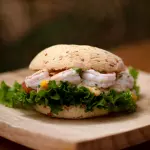 Yuca Bagel Camaron + limonada